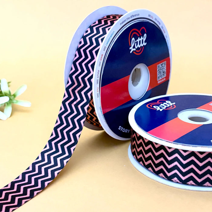 Zigzag Blush Black – Printed Satin Ribbon, 15 & 25 mm
